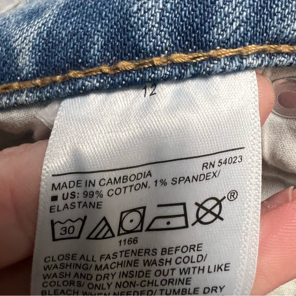 Stylish Light-Wash Denim Skirt - Picture 16 of 16